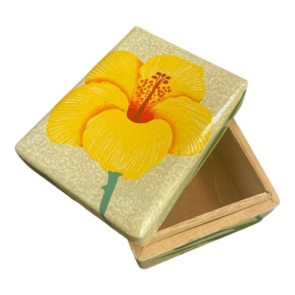Handmade & painted Hibiscus wooden box, trinket box, jewelry box made in Haiti - Picture 5 of 8